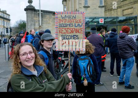 Bath, GB. 1. Februar 2023. Da Hunderttausende von Arbeitern an dem größten Tag der Arbeitskampagne seit mehr als einem Jahrzehnt teilnehmen, werden Lehrer, Zugführer, Beamte und ihre Anhänger vor dem Bahnhof von Bath abgebildet, während sie an einer Kundgebung zur Verteidigung des Streikrechts teilnehmen. Kredit: Lynchpics/Alamy Live News Stockfoto