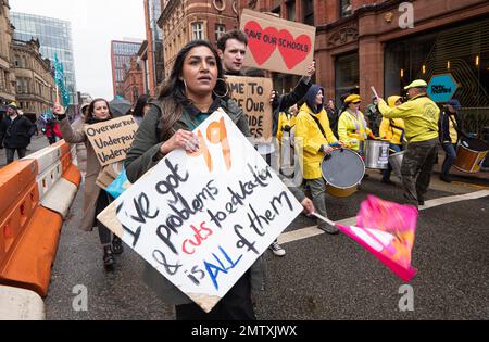 Manchester 1. Februar 2023 der Gewerkschaftskongress (TUC) rief am Mittwoch, den 1. Februar, einen nationalen Tag zum Schutz des Streikrecht ein. NEUE Lehrer, PCS-Beamte, UCU-Mitarbeiter in der Hochschulbildung und Triebfahrzeugführer in ASLEF und RMT streikten an diesem Tag. Um 12:30 Uhr versammelten sich die Marsch- und Marschspieler am St. Peter's Square Manchester. Der TUC hat sich verpflichtet, den neuen Streik „bei jedem Schritt des Weges“ zu bekämpfen – auch durch das parlament und die Gerichte. Das Gewerkschaftsorgan erklärt, dass die neuen Antistreikpläne der Regierung nicht durchführbar seien und mit großer Wahrscheinlichkeit gegen das Völkerrecht verstoßen. TUC-Gener Stockfoto