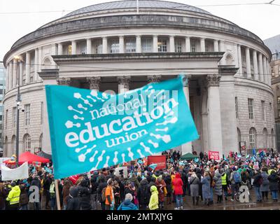 Manchester 1. Februar 2023 der Gewerkschaftskongress (TUC) rief am Mittwoch, den 1. Februar, einen nationalen Tag zum Schutz des Streikrecht ein. NEUE Lehrer, PCS-Beamte, UCU-Mitarbeiter in der Hochschulbildung und Triebfahrzeugführer in ASLEF und RMT streikten an diesem Tag. Um 12:30 Uhr versammelten sich die Marsch- und Marschspieler am St. Peter's Square Manchester. Der TUC hat sich verpflichtet, den neuen Streik „bei jedem Schritt des Weges“ zu bekämpfen – auch durch das parlament und die Gerichte. Das Gewerkschaftsorgan erklärt, dass die neuen Antistreikpläne der Regierung nicht durchführbar seien und mit großer Wahrscheinlichkeit gegen das Völkerrecht verstoßen. TUC-Gener Stockfoto