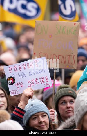 Manchester 1. Februar 2023 der Gewerkschaftskongress (TUC) rief am Mittwoch, den 1. Februar, einen nationalen Tag zum Schutz des Streikrecht ein. NEUE Lehrer, PCS-Beamte, UCU-Mitarbeiter in der Hochschulbildung und Triebfahrzeugführer in ASLEF und RMT streikten an diesem Tag. Um 12:30 Uhr versammelten sich die Marsch- und Marschspieler am St. Peter's Square Manchester. Der TUC hat sich verpflichtet, den neuen Streik „bei jedem Schritt des Weges“ zu bekämpfen – auch durch das parlament und die Gerichte. Das Gewerkschaftsorgan erklärt, dass die neuen Antistreikpläne der Regierung nicht durchführbar seien und mit großer Wahrscheinlichkeit gegen das Völkerrecht verstoßen. TUC-Gener Stockfoto