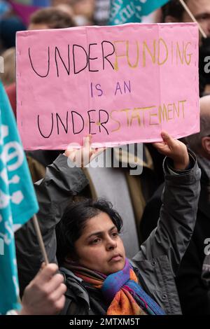 Manchester 1. Februar 2023 der Gewerkschaftskongress (TUC) rief am Mittwoch, den 1. Februar, einen nationalen Tag zum Schutz des Streikrecht ein. NEUE Lehrer, PCS-Beamte, UCU-Mitarbeiter in der Hochschulbildung und Triebfahrzeugführer in ASLEF und RMT streikten an diesem Tag. Um 12:30 Uhr versammelten sich die Marsch- und Marschspieler am St. Peter's Square Manchester. Der TUC hat sich verpflichtet, den neuen Streik „bei jedem Schritt des Weges“ zu bekämpfen – auch durch das parlament und die Gerichte. Das Gewerkschaftsorgan erklärt, dass die neuen Antistreikpläne der Regierung nicht durchführbar seien und mit großer Wahrscheinlichkeit gegen das Völkerrecht verstoßen. TUC-Gener Stockfoto