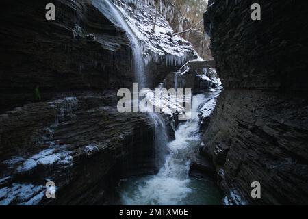 Eine Kaskade von Wasserfällen in einer Höhle. die regenbogenfälle im watkins glen State Park in New york Stockfoto