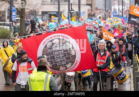 Manchester 1. Februar 2023 der Gewerkschaftskongress (TUC) rief am Mittwoch, den 1. Februar, einen nationalen Tag zum Schutz des Streikrecht ein. NEUE Lehrer, PCS-Beamte, UCU-Mitarbeiter in der Hochschulbildung und Triebfahrzeugführer in ASLEF und RMT streikten an diesem Tag. Um 12:30 Uhr versammelten sich die Marsch- und Marschspieler am St. Peter's Square Manchester. Der TUC hat sich verpflichtet, den neuen Streik „bei jedem Schritt des Weges“ zu bekämpfen – auch durch das parlament und die Gerichte. Das Gewerkschaftsorgan erklärt, dass die neuen Antistreikpläne der Regierung nicht durchführbar seien und mit großer Wahrscheinlichkeit gegen das Völkerrecht verstoßen. TUC-Gener Stockfoto