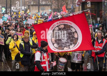 Manchester 1. Februar 2023 der Gewerkschaftskongress (TUC) rief am Mittwoch, den 1. Februar, einen nationalen Tag zum Schutz des Streikrecht ein. NEUE Lehrer, PCS-Beamte, UCU-Mitarbeiter in der Hochschulbildung und Triebfahrzeugführer in ASLEF und RMT streikten an diesem Tag. Um 12:30 Uhr versammelten sich die Marsch- und Marschspieler am St. Peter's Square Manchester. Der TUC hat sich verpflichtet, den neuen Streik „bei jedem Schritt des Weges“ zu bekämpfen – auch durch das parlament und die Gerichte. Das Gewerkschaftsorgan erklärt, dass die neuen Antistreikpläne der Regierung nicht durchführbar seien und mit großer Wahrscheinlichkeit gegen das Völkerrecht verstoßen. TUC-Gener Stockfoto