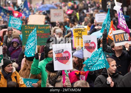 Manchester 1. Februar 2023 der Gewerkschaftskongress (TUC) rief am Mittwoch, den 1. Februar, einen nationalen Tag zum Schutz des Streikrecht ein. NEUE Lehrer, PCS-Beamte, UCU-Mitarbeiter in der Hochschulbildung und Triebfahrzeugführer in ASLEF und RMT streikten an diesem Tag. Um 12:30 Uhr versammelten sich die Marsch- und Marschspieler am St. Peter's Square Manchester. Der TUC hat sich verpflichtet, den neuen Streik „bei jedem Schritt des Weges“ zu bekämpfen – auch durch das parlament und die Gerichte. Das Gewerkschaftsorgan erklärt, dass die neuen Antistreikpläne der Regierung nicht durchführbar seien und mit großer Wahrscheinlichkeit gegen das Völkerrecht verstoßen. TUC-Gener Stockfoto