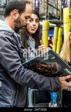 Unterzeichnung des neuen Marea Albums namens Los potros del tiempo, das vom englischen Gericht in Callao-Kinos in Madrid organisiert wird. Stockfoto