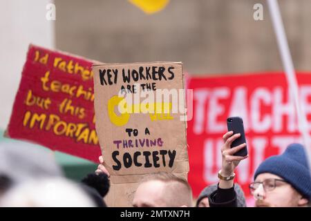 Manchester 1. Februar 2023 der Gewerkschaftskongress (TUC) rief am Mittwoch, den 1. Februar, einen nationalen Tag zum Schutz des Streikrecht ein. NEUE Lehrer, PCS-Beamte, UCU-Mitarbeiter in der Hochschulbildung und Triebfahrzeugführer in ASLEF und RMT streikten an diesem Tag. Um 12:30 Uhr versammelten sich die Marsch- und Marschspieler am St. Peter's Square Manchester. Der TUC hat sich verpflichtet, den neuen Streik „bei jedem Schritt des Weges“ zu bekämpfen – auch durch das parlament und die Gerichte. Das Gewerkschaftsorgan erklärt, dass die neuen Antistreikpläne der Regierung nicht durchführbar seien und mit großer Wahrscheinlichkeit gegen das Völkerrecht verstoßen. TUC-Gener Stockfoto