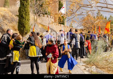 GERGAL, SPANIEN - 21. JANUAR 2023 Personen in wunderschönen Kostümen von Mauren und Christen, die an einer traditionellen Feier teilnehmen, im kleinen Sp Stockfoto