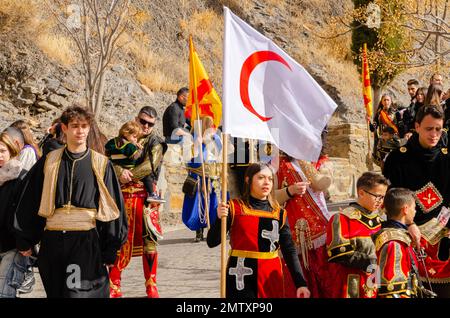 GERGAL, SPANIEN - 21. JANUAR 2023 Personen in wunderschönen Kostümen von Mauren und Christen, die an einer traditionellen Feier teilnehmen, im kleinen Sp Stockfoto