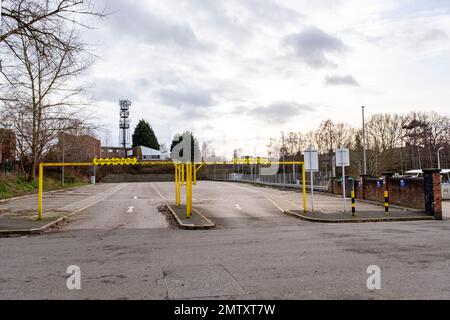 Verlassener Parkplatz am Bahnhof, der beim Bahnstreik in Sandbach Cheshire UK war Stockfoto