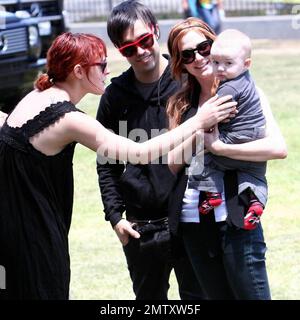 Ashle Simpson und Pete Wentz gehen mit ihrem Sohn Bronx Mowgli zum 20. Jahrestag Einer Zeit für Helden Celebrity Carnival, zum Wohle der Elizabeth Glaser Pediatric AIDS Foundation. Los Angeles, Kalifornien. 06/07/2009. Stockfoto