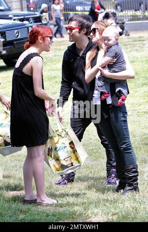 Ashle Simpson und Pete Wentz gehen mit ihrem Sohn Bronx Mowgli zum 20. Jahrestag Einer Zeit für Helden Celebrity Carnival, zum Wohle der Elizabeth Glaser Pediatric AIDS Foundation. Los Angeles, Kalifornien. 06/07/2009. . Stockfoto