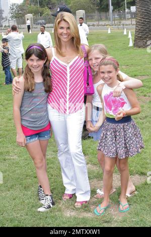 Lori Loughlin, Töchter Isabella (links) und Olivia (ganz rechts) und Gast kommen im Wadsworth Great Lawn für das von Disney gesponserte 21. Annual A Time for Heroes Celebrity Picnic an, das der Elizabeth Glaser Pediatric AIDS Foundation zugute kommt. Los Angeles, Kalifornien. 06/13/10. Stockfoto