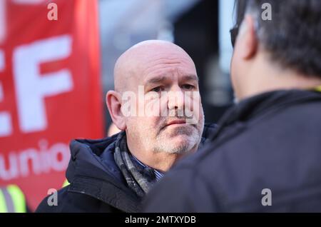 London, Vereinigtes Königreich, 1. Februar 2023. ASLEF-Streikposten vor dem Bahnhof Euston, da die meisten Züge wegen Streiks ausfallen. Mick Whelan, Generalsekretär der ASLEF. Sagte, das jüngste Gehaltsangebot sei inakzeptabel. Credit Monica Wells/Alamy Live News Stockfoto