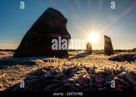 Der Twelve Apostles Stone Circle auf dem Ilkley Moor an einem kalten Wintertag bedeckt mit Frost, einem wunderschönen blauen Himmel und Sonnenschein und Kameraeruptionen Stockfoto