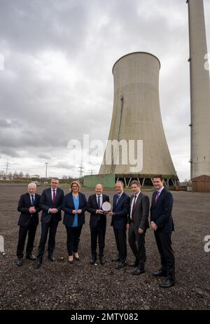 01. Februar 2023, Saarland, Ensdorf: Jürgen Barke (l-r, SPD, Wirtschaftsminister des Saarlandes), Holger Klein, CEO der ZF-Gruppe, Anke Rehlinger (SPD), Ministerpräsident des Saarlandes, Bundeskanzler Olaf Scholz (SPD) und Gregg Lowe, CEO Wolfspeed, Robert Habeck und Bundesminister für Klimaschutz (Bündnen) 90/Klimaschutz Und Stephan von Schuckmann, Mitglied des Vorstands der ZF-Gruppe, steht vor einem stillgelegten Kohlekraftwerk. Das US-Unternehmen Wolfspeed möchte eine moderne Chip-Fabrik im Saarland bauen. Der Zulieferer ZF möchte den Neubau wi unterstützen Stockfoto