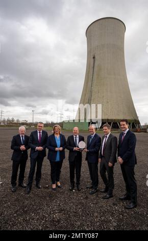 01. Februar 2023, Saarland, Ensdorf: Jürgen Barke (l-r, SPD, Wirtschaftsminister des Saarlandes), Holger Klein, CEO der ZF-Gruppe, Anke Rehlinger (SPD), Ministerpräsident des Saarlandes, Bundeskanzler Olaf Scholz (SPD) und Gregg Lowe, CEO Wolfspeed, Robert Habeck und Bundesminister für Klimaschutz (Bündnen) 90/Klimaschutz Und Stephan von Schuckmann, Mitglied des Vorstands der ZF-Gruppe, steht vor einem stillgelegten Kohlekraftwerk. Das US-Unternehmen Wolfspeed möchte eine moderne Chip-Fabrik im Saarland bauen. Der Zulieferer ZF möchte den Neubau wi unterstützen Stockfoto