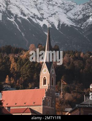 Die Innsbruck Pfarrkirche befindet sich in der Altstadt in Innsbruck, Österreich Stockfoto