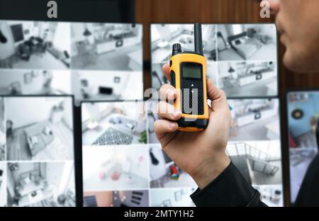 Wachmann mit tragbarem Sender am Arbeitsplatz, Nahaufnahme Stockfoto