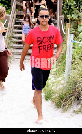 Tom Cruise feiert seinen 49. Geburtstag mit einer Poolparty im Soho Beach House Hotel mit Frau Katie Holmes und Familie, einschließlich Suri, die ihr Gesicht bemalt hat, und Sohn Connor Cruise, der ein Bad im Meer nahm. Miami Beach, Florida 7/3/11. Stockfoto