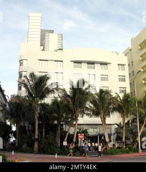 Tom Cruise feiert seinen 49. Geburtstag mit einer Poolparty im Soho Beach House Hotel mit Frau Katie Holmes und Familie, einschließlich Suri, die ihr Gesicht bemalt hat, und Sohn Connor Cruise, der ein Bad im Meer nahm. Miami Beach, Florida 7/3/11. Stockfoto