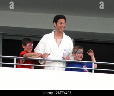 Tom Cruise feiert seinen 49. Geburtstag mit einer Poolparty im Soho Beach House Hotel mit Frau Katie Holmes und Familie, einschließlich Suri, die ihr Gesicht bemalt hat, und Sohn Connor Cruise, der ein Bad im Meer nahm. Miami Beach, Florida 7/3/11. Stockfoto