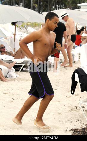 Tom Cruise feiert seinen 49. Geburtstag mit einer Poolparty im Soho Beach House Hotel mit Frau Katie Holmes und Familie, einschließlich Suri, die ihr Gesicht bemalt hat, und Sohn Connor Cruise, der ein Bad im Meer nahm. Miami Beach, Florida 7/3/11. Stockfoto