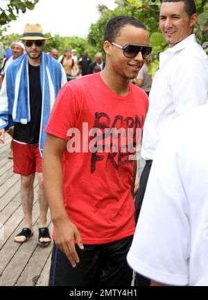 Tom Cruise feiert seinen 49. Geburtstag mit einer Poolparty im Soho Beach House Hotel mit Frau Katie Holmes und Familie, einschließlich Suri, die ihr Gesicht bemalt hat, und Sohn Connor Cruise, der ein Bad im Meer nahm. Miami Beach, Florida 7/3/11. . Stockfoto