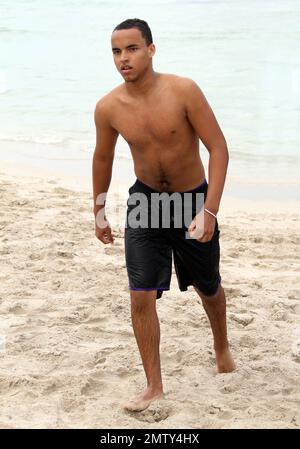 Tom Cruise feiert seinen 49. Geburtstag mit einer Poolparty im Soho Beach House Hotel mit Frau Katie Holmes und Familie, einschließlich Suri, die ihr Gesicht bemalt hat, und Sohn Connor Cruise, der ein Bad im Meer nahm. Miami Beach, Florida 7/3/11. . Stockfoto