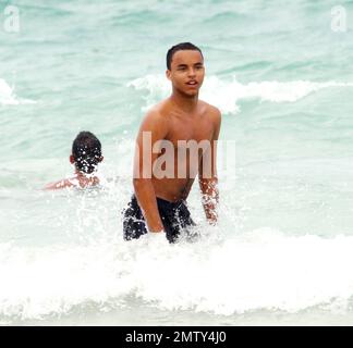 Tom Cruise feiert seinen 49. Geburtstag mit einer Poolparty im Soho Beach House Hotel mit Frau Katie Holmes und Familie, einschließlich Suri, die ihr Gesicht bemalt hat, und Sohn Connor Cruise, der ein Bad im Meer nahm. Miami Beach, Florida 7/3/11. . Stockfoto
