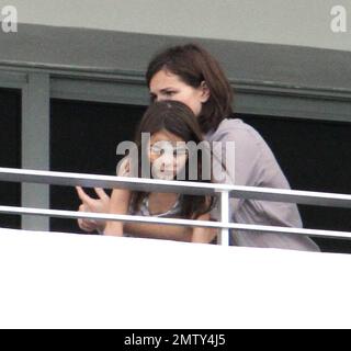 Tom Cruise feiert seinen 49. Geburtstag mit einer Poolparty im Soho Beach House Hotel mit Frau Katie Holmes und Familie, einschließlich Suri, die ihr Gesicht bemalt hat, und Sohn Connor Cruise, der ein Bad im Meer nahm. Miami Beach, Florida 7/3/11. . Stockfoto