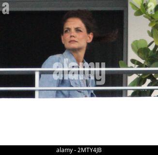 Tom Cruise feiert seinen 49. Geburtstag mit einer Poolparty im Soho Beach House Hotel mit Frau Katie Holmes und Familie, einschließlich Suri, die ihr Gesicht bemalt hat, und Sohn Connor Cruise, der ein Bad im Meer nahm. Miami Beach, Florida 7/3/11. . Stockfoto