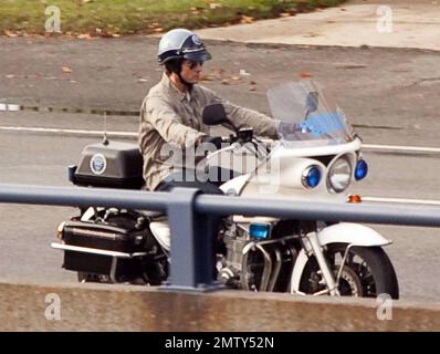 Tom Cruise filmt eine Szene für seinen Film Wichita, der in Charlestown, Massachusetts, auf einem Autobahnpatrouillenmotorrad fährt. 10/10/09. Stockfoto