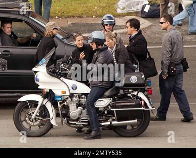 Tom Cruise filmt eine Szene für seinen Film Wichita, der in Charlestown, Massachusetts, auf einem Autobahnpatrouillenmotorrad fährt. 10/10/09. Stockfoto