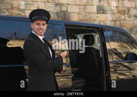 Die Fahrertür eines Luxusfahrzeugs öffnet sich. Chauffeurservice Stockfoto