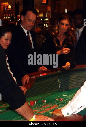 Exklusiv!! Tom Hanks dreht mit Faith Hill in Vegas Würfelspiele. Seine Frau Rita Wilson und Tim McGraw waren ebenfalls am Tisch, Las Vegas, Nevada, 11/19/05 Stockfoto