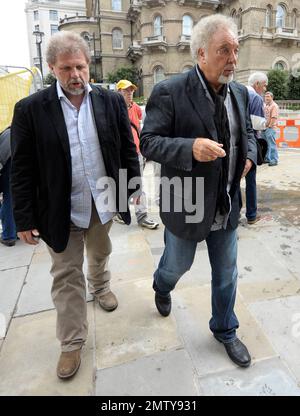 Der legendäre Sänger Sir Tom Jones, der letzten Monat 70 wurde, lächelt und posiert für Fotos, wenn er mit seinem Sohn und Manager Mark Woodward im BBC Broadcasting House ankommt. London, Großbritannien. 7/26/10. . Stockfoto