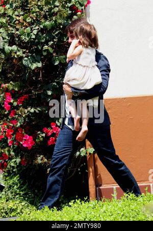 Tom und Suri Cruise besuchen Katie Holmes am Set von „Eli Stone“ an der historischen Union Station in Los Angeles. Tom und Suri wurden am Set abgeholt und zurück zu Katies Wohnwagen gefahren. Tom kehrte dann ohne Suri zum Set zurück, um Katie etwa eine Stunde später abzuholen. Tom wurde gesehen, wie er Suris Puppe trug, die sie am Set vergessen hatte. Los Angeles, Kalifornien. 7/15/08. Stockfoto