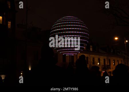 Fotolichtinstallation in Form eines Ballons auf der Straße der Stadt bei Langzeitbelichtung in der Nacht Stockfoto