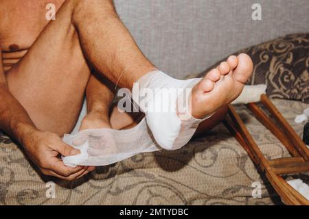 Der Prozess der Selbstbandage des Beines nach Operationen. Verbandsverletzungen zu Hause Stockfoto