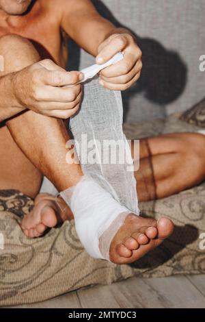 Der Prozess der Selbstbandage des Beines nach Operationen. Verbandsverletzungen zu Hause Stockfoto