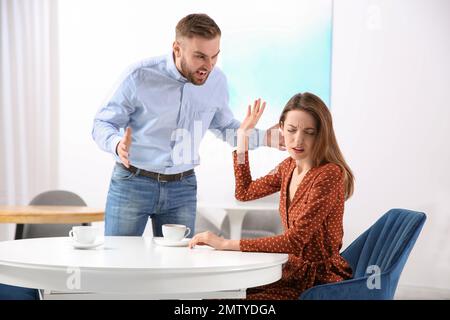 Ein Paar, das Streit im Café hat. Beziehungsprobleme Stockfoto