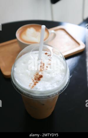 eiskaffee oder Eiskappuccino-Kaffee und heißer Latte-Kaffee Stockfoto
