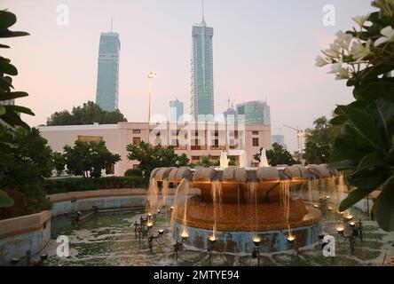 Abendlicher Blick auf den Bab Al Bahrain Square mit dem beeindruckenden Brunnen, Manama, Bahrain Stockfoto