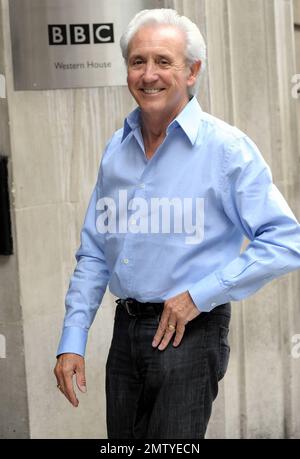 Der Sänger Tony Christie lächelt, wenn er für Fotos posiert, während er auf der BBC Radio 2 ankommt. London, Großbritannien. 7/7/10. Stockfoto