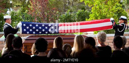 Freunde und Familie trauern um den Tod des legendären Schauspielers Tony Curtis während seiner Beerdigung, die militärische Auszeichnungen beinhaltete. Zu den Teilnehmern gehörten Tochter Jamie Lee Curtis und Tochter Annie, Frau Jill Curtis, kalifornischer Gouverneur Arnold Schwarzenegger, ehemaliger Erwachsenenfilmstar Ron Jeremy und Phyllis McGuire von den McGuire Sisters. Las Vegas, Nevada 10/4/10. . Stockfoto