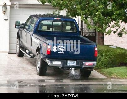 Außenansicht des verstorbenen legendären Schauspielers Tony Curtis' Haus in Henderson, Nevada, wo er am 29. September an einem Herzstillstand starb. Einige Vasen und Blumen wurden auf den Vorgarten des bescheidenen Vorstadthauses gestellt. Curtis, Vater der Hollywood-Schauspielerin Jamie Lee Curtis, spielte in den Hollywood-Klassikern „Some Like IT Hot“ und „Spartacus“ mit, fiel aber tragischerweise in Vergessenheit, nachdem er unter Alkoholismus und Drogenabhängigkeit litt. Curtis' Familie wird seine Beerdigung angeblich am 4. Oktober auf dem Palm Memorial Park Cemetery in Green Valley, Nevada, abhalten. Henderson, NV. 10/02/10. . Stockfoto