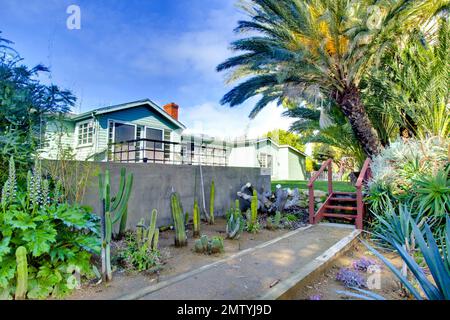 Laut Berichten haben Tori Spelling und Ehemann Dean McDermott ihr Haus in Malibu zum Verkauf angeboten, zu einem verlangten Preis von $2,675 Millionen Dollar. Der 1,73 Morgen große Point Dume California Bungalow verfügt über 3 Schlafzimmer und 2,5 Badezimmer mit 100 Jahre alten Böden aus französischer Eiche, Küche des Küchenchefs, Master-Schränke für Sie und ihn, ein idealer Grundriss mit benutzerdefinierten Schiebern und großen Fenstern, die die Gelegenheit bieten, die Natur zu genießen. Das private und ruhige umzäunte Anwesen mit begehrten Strandrechten bietet eine blühende üppige einheimische und reife Landschaft mit einem großen Bio-Garten, Obstbäumen und Grasgarten. Stockfoto