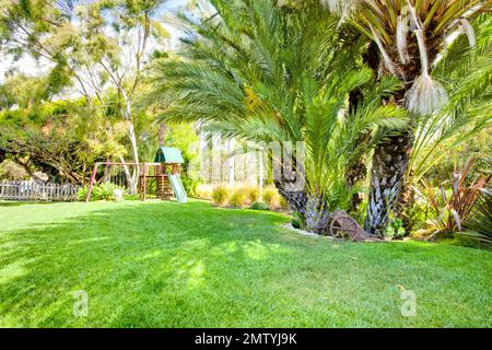 Laut Berichten haben Tori Spelling und Ehemann Dean McDermott ihr Haus in Malibu zum Verkauf angeboten, zu einem verlangten Preis von $2,675 Millionen Dollar. Der 1,73 Morgen große Point Dume California Bungalow verfügt über 3 Schlafzimmer und 2,5 Badezimmer mit 100 Jahre alten Böden aus französischer Eiche, Küche des Küchenchefs, Master-Schränke für Sie und ihn, ein idealer Grundriss mit benutzerdefinierten Schiebern und großen Fenstern, die die Gelegenheit bieten, die Natur zu genießen. Das private und ruhige umzäunte Anwesen mit begehrten Strandrechten bietet eine blühende üppige einheimische und reife Landschaft mit einem großen Bio-Garten, Obstbäumen und Grasgarten. Stockfoto