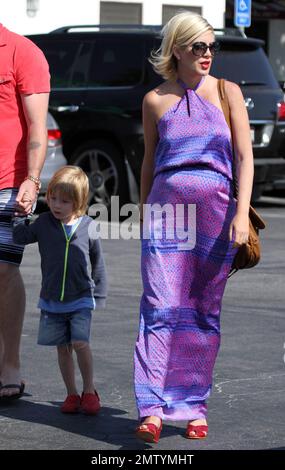 Wieder einmal eine sehr schwangere Familie, die das Tra Di Noi Restaurant in Malibu, Kalifornien, verlässt. 5/28/11 Stockfoto